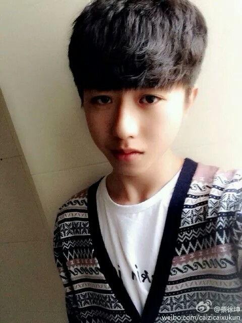 蔡徐坤娱乐吃瓜图片高清,高清图片揭秘明星幕后生活